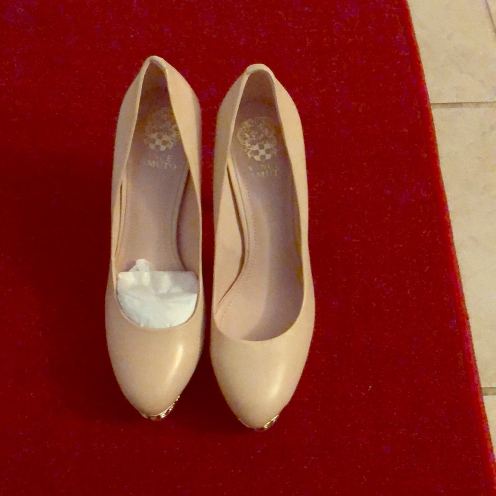 VINCE CAMUTO GOLD BOTTOM HEELS